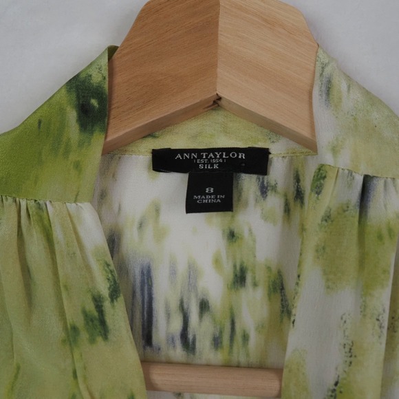 Ann Taylor Womens Silk Blouse 8 Green Watercolor Tie Neck Sleeveless Office Work - Picture 3 of 9